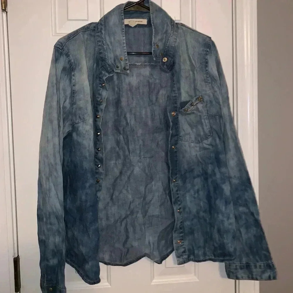 🟨Light Acid Washed Denim Button Down
